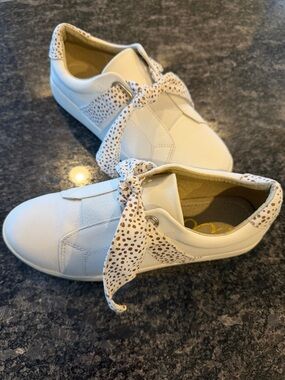 Ccocci White Slip-On Sneakers Bow Detail - Size 7.5